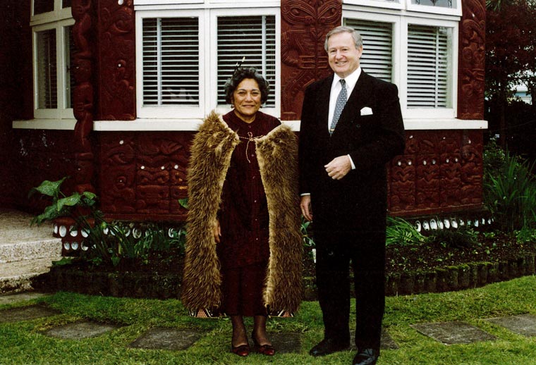 Dame Te Atairangikaahu and Jim Bolger in front of a carved house.